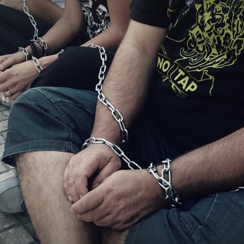 Lecce, attivisti No Tap si incatenano davanti al tribunale: ‘Chiediamo giustizia ed equità sociale’