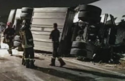 Lecce, camion si ribalta in tangenziale: illeso il conducente