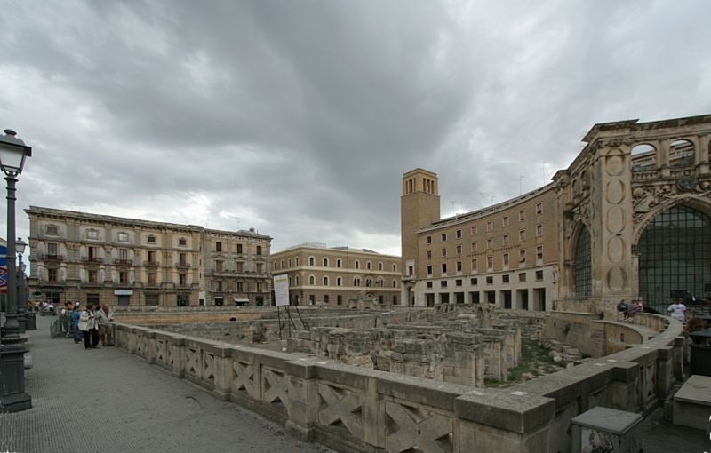 Lecce: docente precaria faceva la guida turistica senza abilitazione, mille euro di multa dai vigili urbani