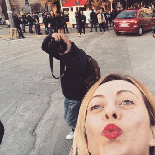 Lecce, Giorgia Meloni contestata alla stazione. Lei scatta un selfie: ‘Non vi si vede’