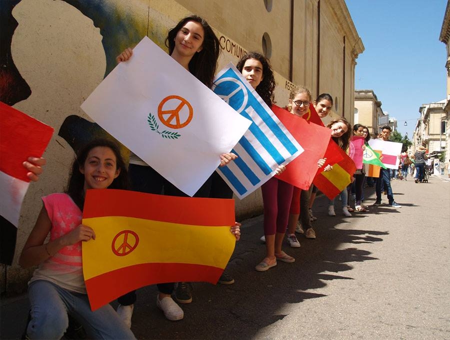 Lecce: gli studenti disegnano le Bandiere Pacificamente Modificate