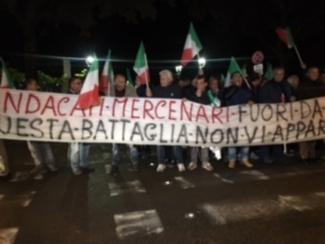 Lecce, i dipendenti del gruppo Palumbo protestano davanti alla Prefettura