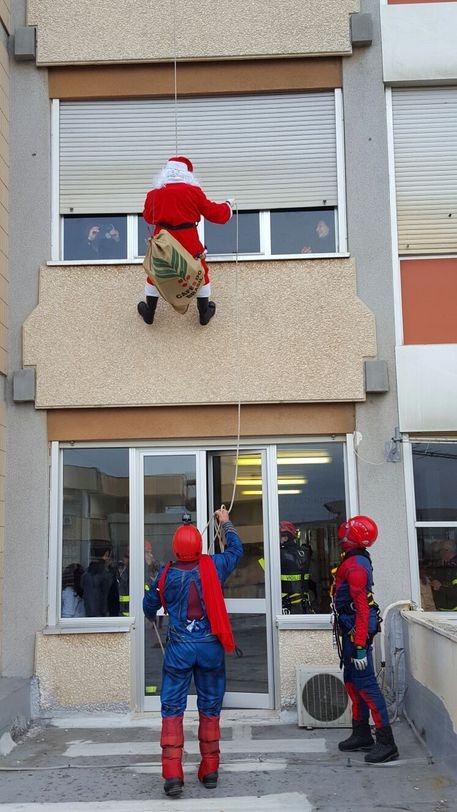 Lecce, i vigili del fuoco diventano ‘supereroi’ e donano un sorriso ai piccoli pazienti dell’ospedale Vito Fazzi