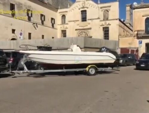 Lecce, mezza tonnellata di marijuana nascosta nel vano di uno scafo: arrestato 45enne