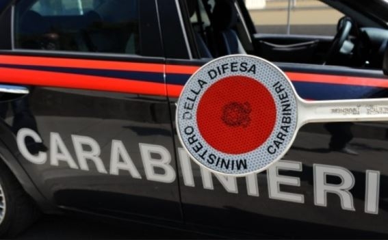 Lecce, scooter ignora l’alt dei carabinieri: folle inseguimento tra le vie del centro