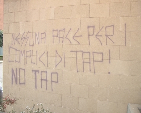 Lecce, scritte ‘No Tap’ sul muro della chiesa di Santa Lucia. L’arcivescovo: ‘Gesto ipocrita’