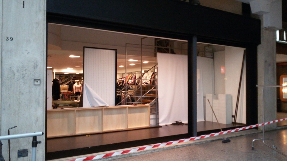 Lecce: sfondano la vetrata e rubano la merce, seconda rapina in 20 giorni per un negozio di abbigliamento