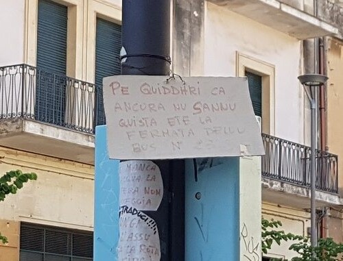 Lecce, un cartello in dialetto per segnalare la fermata del bus