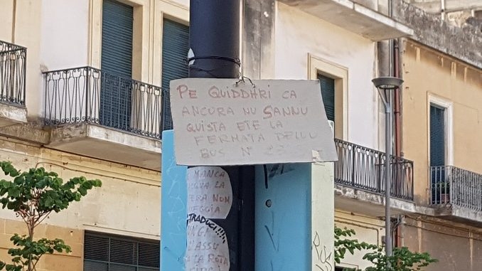 Lecce, un cartello in dialetto per segnalare la fermata del bus