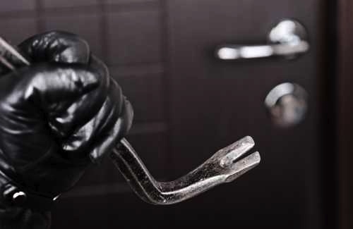 Lecce: un Punto Snai ed un bar svaligiati nella notte, i ladri portano via le slot machine