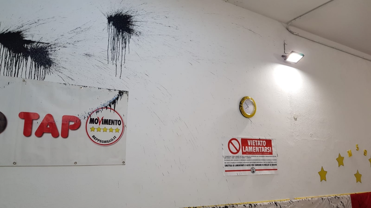 Lecce, uova e inchiostro contro la sede del Movimento 5 Stelle
