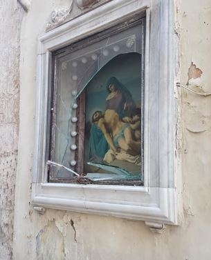 Lecce, vandali in azione nel centro storico: distrutta l’edicola votiva della Pietà