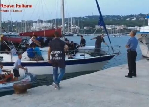 Leuca, barca carica di migranti in avaria: soccorsa dalla Capitaneria di Porto