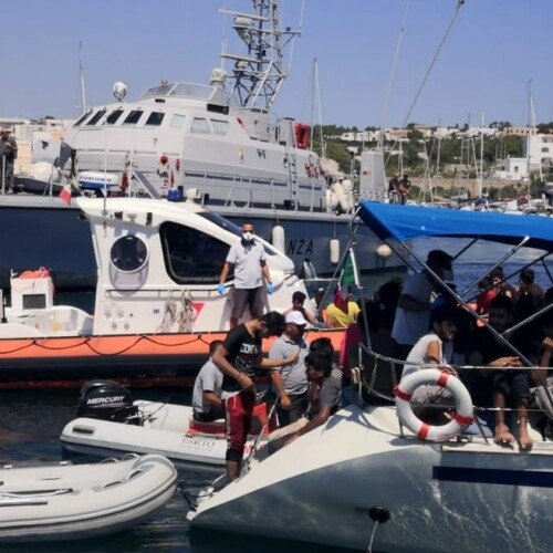 Leuca, intercettata una barca a vela con a bordo 70 migranti