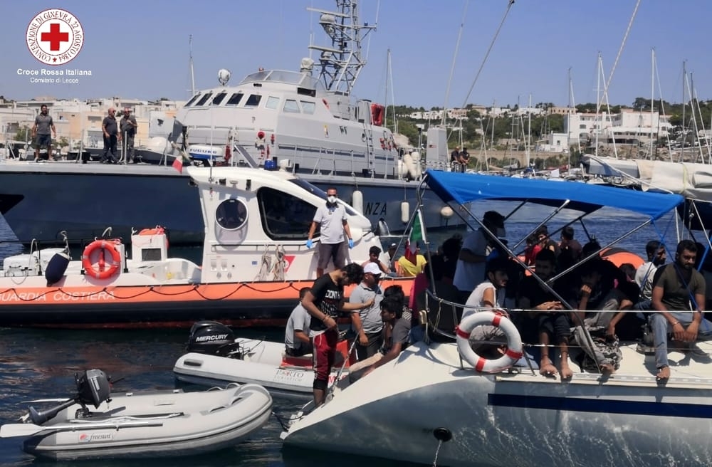 Leuca, intercettata una barca a vela con a bordo 70 migranti