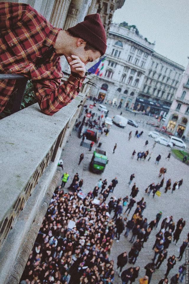 Lo youtuber barese Alberico De Giglio presenta il suo libro in Piazza Duomo, fan in delirio