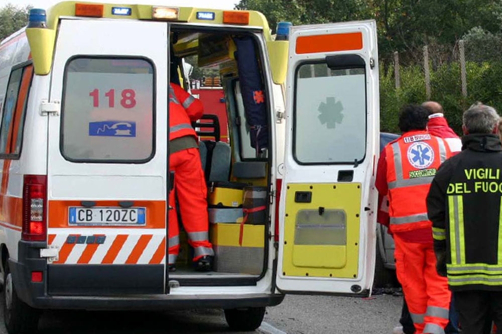 Locorotondo, finisce fuori strada e si schianta contro un albero: morto un 45enne