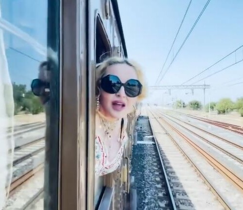 Madonna torna a casa, la pop star sul treno storico: ‘Ciao Puglia’