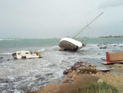 Maltempo, barche alla deriva in Salento: distrutto uno yacht di 15 metri