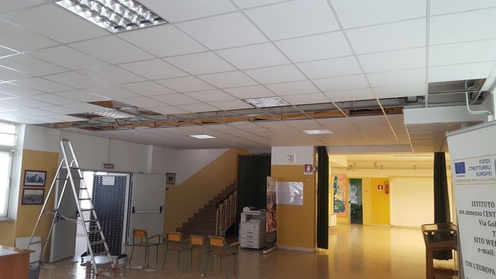 Maltempo, crolla il soffitto di una scuola a Ugento: nessun ferito