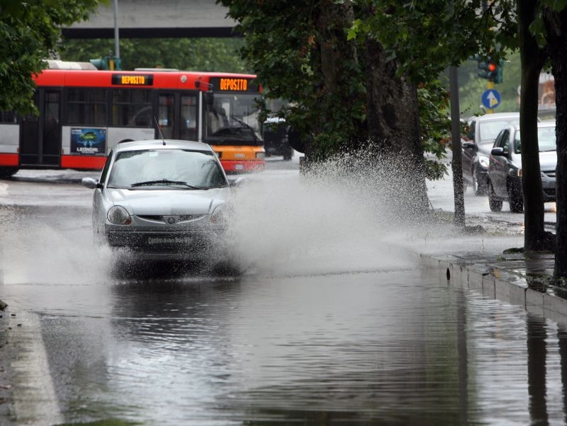 Maltempo: forti temporali su tutta la Puglia, protezione civile dirama allerta meteo