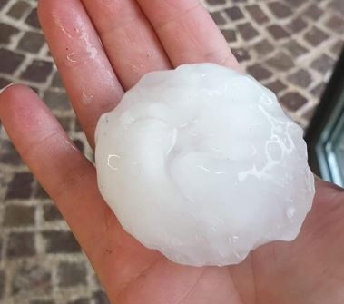 Maltempo, violento temporale si abbatte su Bari: pioggia forte e grandine