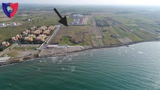 Margherita di Savoia, tonnellate di rifiuti a ridosso di una spiaggia: sequestro beni per 6,7 milioni di euro (VIDEO)