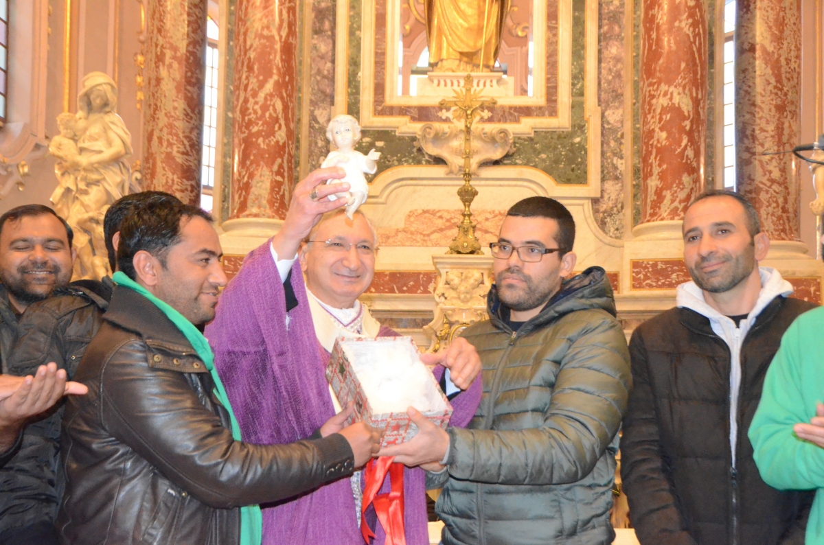 Martina Franca: immigrati musulmani donano una statuetta di Gesù Bambino all’arcivescovo di Taranto