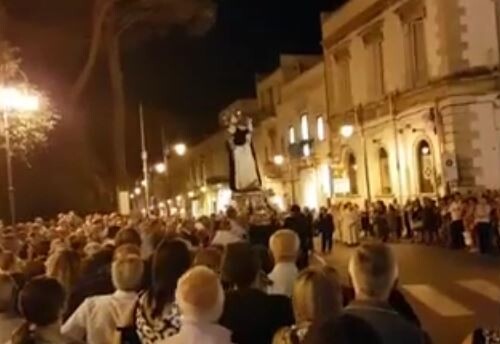 Martina Franca, la statua di San Domenico cade durante la processione: il video fa il giro del web (VIDEO)