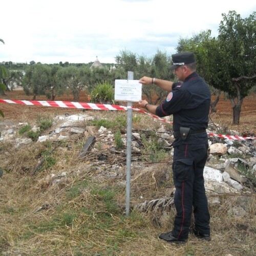 Martina Franca, terreno trasformato in una discarica abusiva: carabinieri Forestali sequestrano l’area