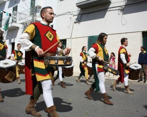 Massafra, fuochi d’artificio sulla folla durante il palio di Mezzaluna: feriti alcuni spettatori