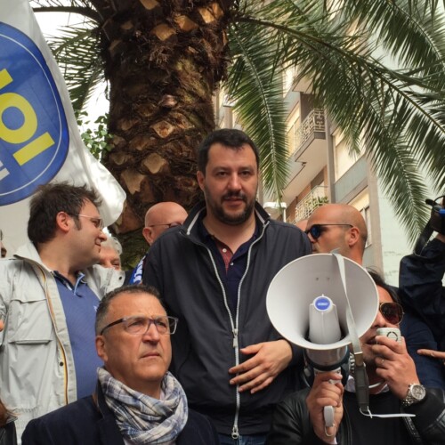 Matteo Salvini a Bari: ‘Città a rischio, manteniamo bombe umane che preparano attentati’ (VIDEO)