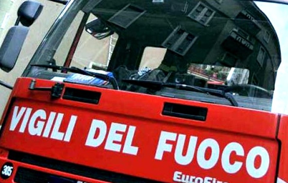 Melissano, paura nella notte: incendio distrugge un camioncino fast food