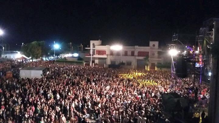 Melpignano: in migliaia in piazza per assistere alle prove ufficiali del concertone