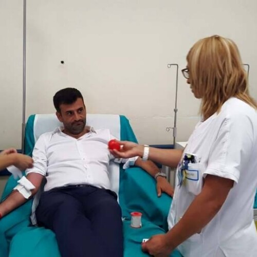 Michele Emiliano e Antonio Decaro donano sangue al Policlinico: ‘Serve l’aiuto di tutti’ (VIDEO)