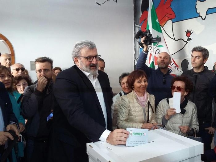 Michele Emiliano al voto nel seggio di via Zara a Bari (VIDEO)