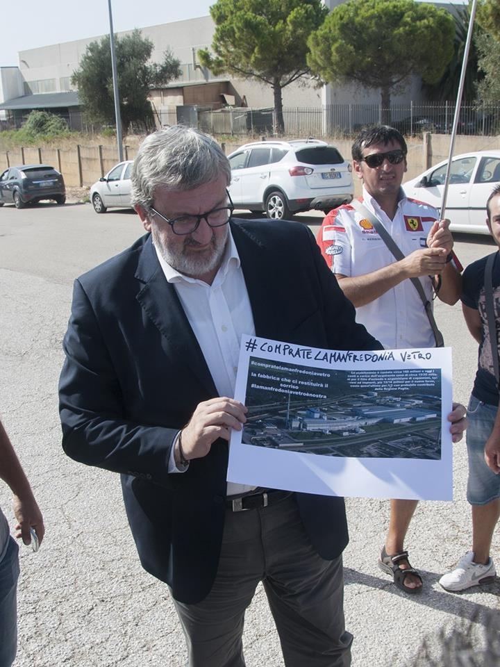 Michele Emiliano e la Regione Puglia al fianco degli operai della Manfredonia Vetro