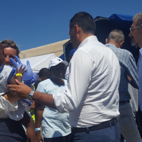 Migranti: i 639 sbarcati a Bari soccorsi e identificati, importante il sostegno della città nella gestione dell’accoglienza