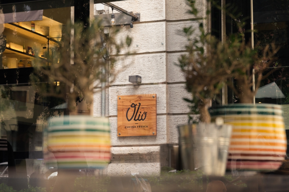 Milano, il ristorante ‘Olio – Cucina fresca’ celebra l’olio pugliese con una bottiglia monoporzione