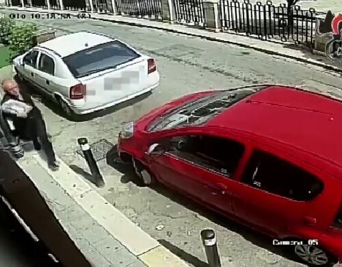 Molfetta, insospettabile scippa anziano e fugge: i carabinieri diffondono il video del colpo