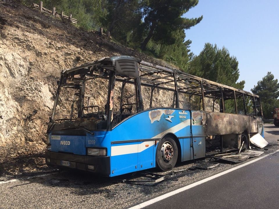 Monte Sant’Angelo, autobus prende fuoco: illesi i passeggeri. Il sindaco scrive al prefetto