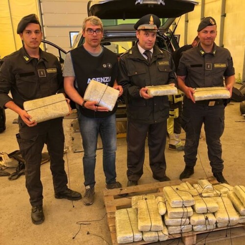 Nasconde 25 chili di hashish e marijuana nell’auto: montenegrino arrestato al porto di Bari