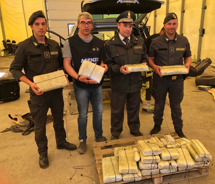Nasconde 25 chili di hashish e marijuana nell’auto: montenegrino arrestato al porto di Bari