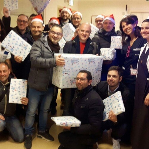 Natale, i lavoratori ex Om Carrelli donano regali ai piccoli pazienti del Policlinico di Bari (VIDEO)