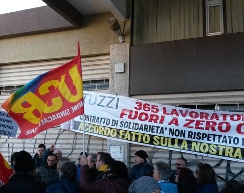 Crisi Natuzzi, protesta dei lavoratori davanti al Consiglio regionale