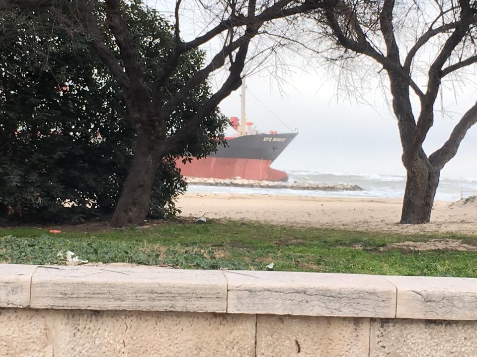Nave mercantile incagliata nelle acque di Bari: verifiche per svuotare i serbatoi pieni di carburante