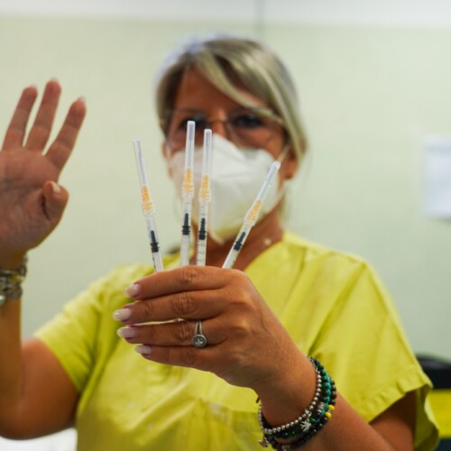 È necessario vaccinarsi, il covid contagia anche d’estate