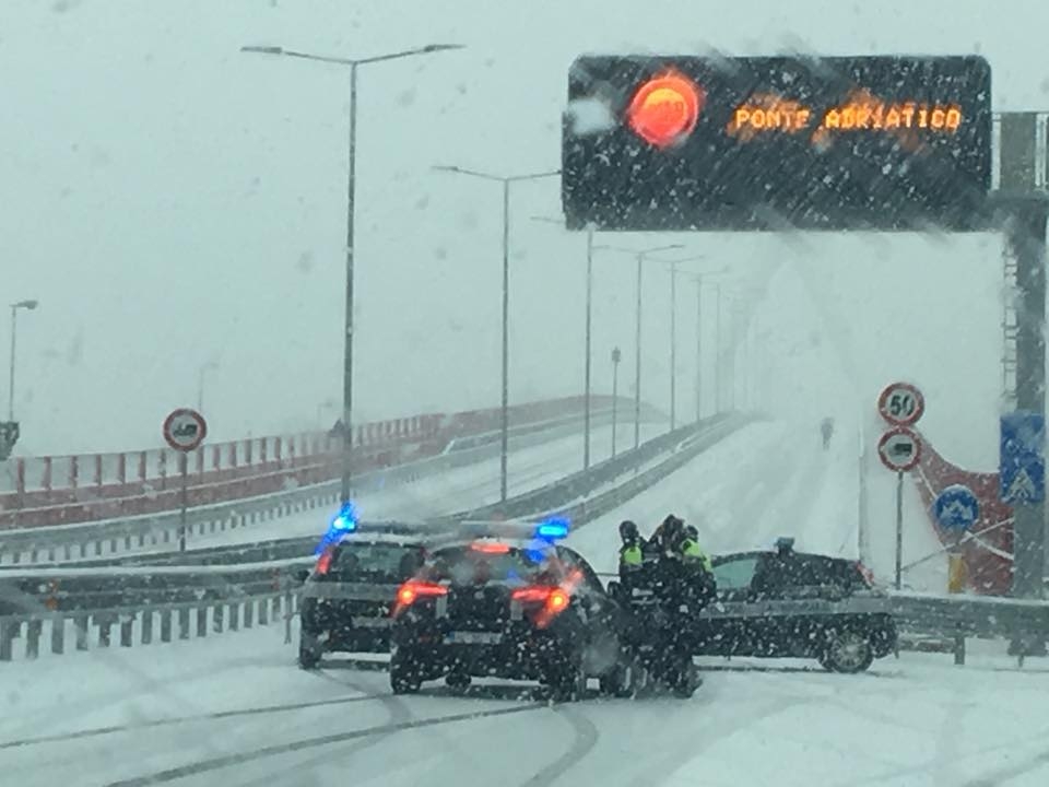 Neve a Bari, riaperti i ponti cittadini; polizia locale in strada per garantire circolazione dei veicoli