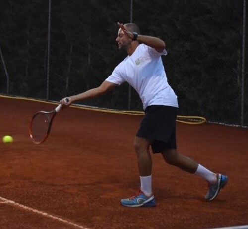 Njlaya club: grande successo per ‘Gold Night’, il torneo di tennis aperto ai baresi (VIDEO)