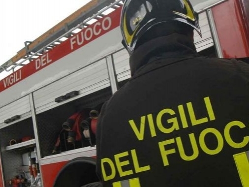 Noicattaro, paura nella notte: incendio in un’abitazione, uomo si lancia dal balcone per mettersi in salvo